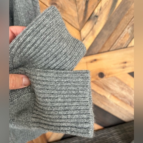 Saks Fifth Avenue Cashmere grey sweater size small - Picture 3 of 9